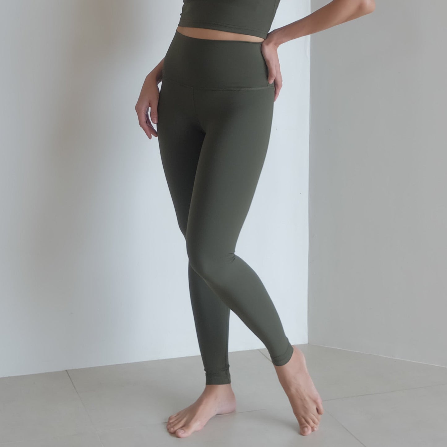 25" inseam leggings in Army Green